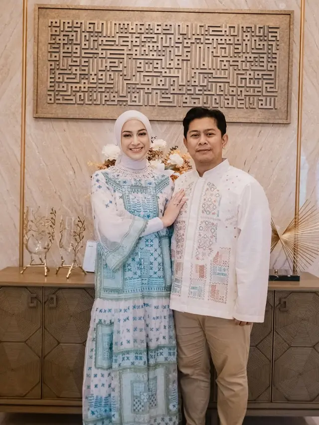 9 Inspirasi Gamis Nina Zatulini, Simpel dan Anggun untuk Muslimah Modis