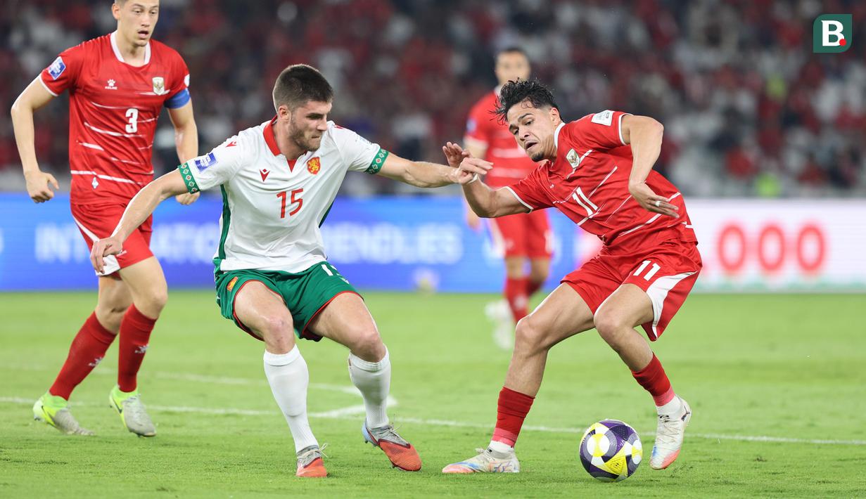 Pemain Timnas Indonesia, Ragnar Oratmangoen (kanan) menggiring bola dibayangi pemain Bulgaria, Petko Hristov dalam laga final FIFA Series 2026 di Stadion Utama Gelora Bung Karno (SUGK), Senayan, Jakarta, Senin (30/03/2026). (Bola.com/M Iqbal Ichsan)