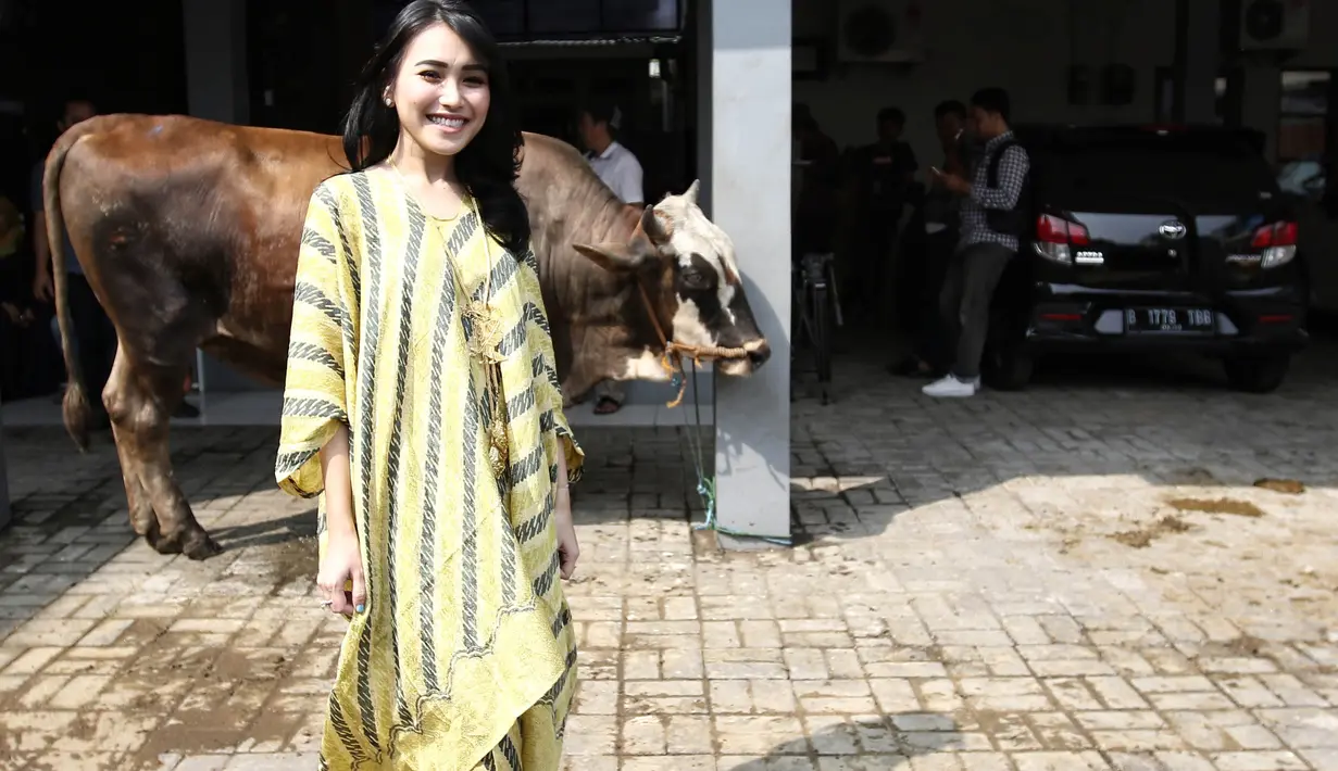 Saat di temui di kediamannya, pelantun lagu Sambalado itu mengaku kurban tiga ekor sapi yang masing-masing beratnya 800 kilogram. Sedangkan tahun ini, janda satu anak itu tidak kurban kambing. (Adrian Putra/Bintang.com)