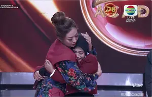 Mela Bandung Menangis di Panggung Dangdut Academy 8, Sang Kakek Meninggal Dunia