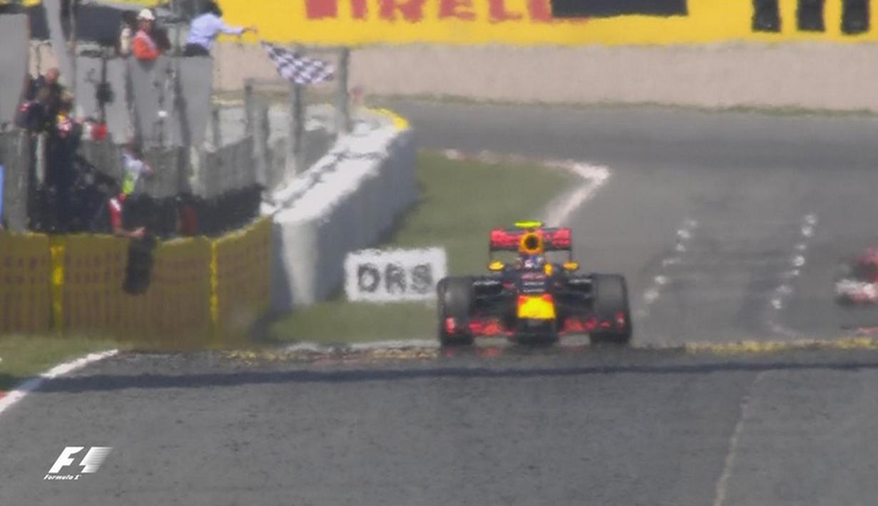 Pebalap Red Bull, Max Verstappen, saat menyentuh finis pertama dalam balapan F1 GP Spanyol di Sirkuit Catalunya, Spanyol, Minggu (15/5/2016). (Bola.com/Twitter/F1)