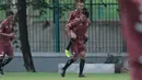 Gaya pemain Persija Jakarta, Sandi Sute dan Riko Simanjuntak saat menikmati latihan jelang Piala AFC 2018 di Lapangan ABC, Senayan, Jakarta (27/2/2018). Persija melawan Tampines Rovers pada 28 Februari 2018. (Bola.com/Nick Hanoatubun)
