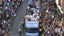 Para pemain Manchester City melakukan parade keberhasilan merebut gelar juara Premier League di Manchester, Senin (14/5/2018). The Citizens menjadi tim terbaik dengan raihan 100 poin. (AP/Danny Lawson)