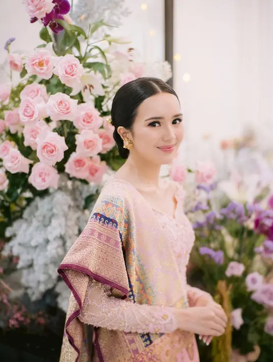 Di momen tunangannya, Beby Tsabina memilih penampilan yang cantik glowing dan clean. Ia menata rambutnya dengan gaya low-bun, yang kemudian diberi pemanis hair-piece emas yang sesuai dengan aksesori lainnya dari Tulola. [Foto: Instagram/bebytsabina]