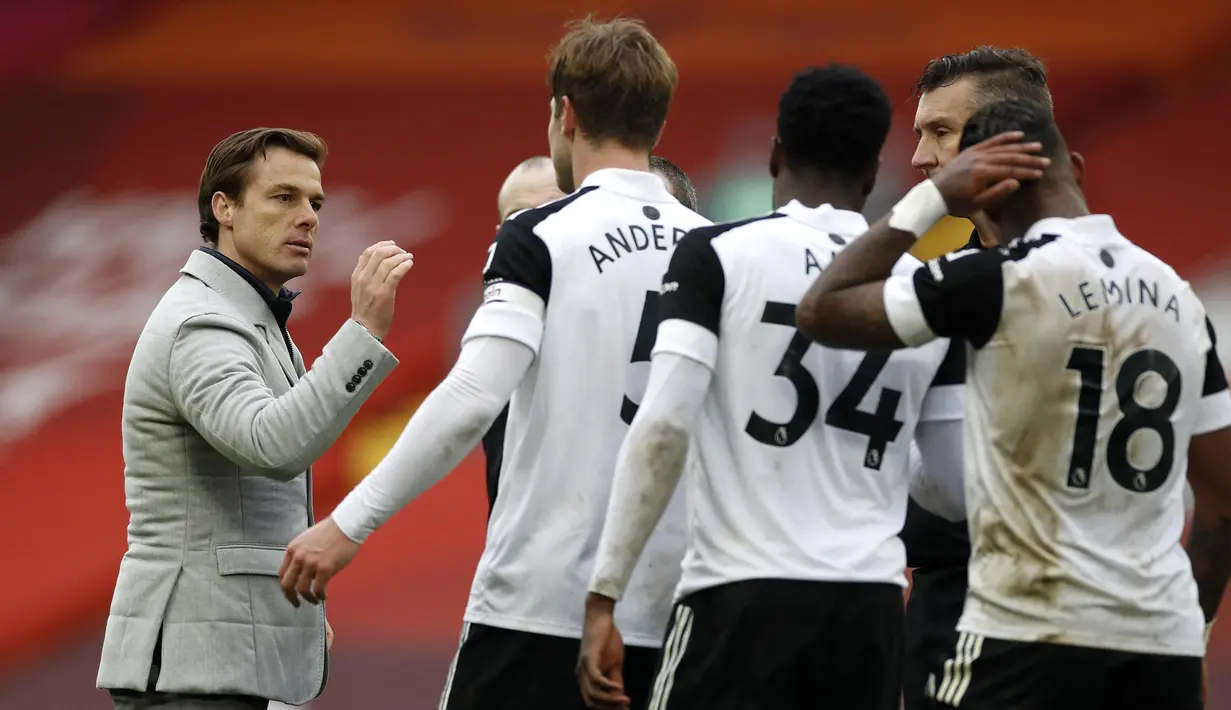 Manajer tim Fulham, Scott Parker (kiri) memberi selamat kepada para pemainnya usai mengalahkan Liverpool 1-0 dalam laga lanjutan Liga Inggris 2020/21 di Anfield Stadium, Minggu (7/3/2021). (AFP/Phil Noble/Pool)