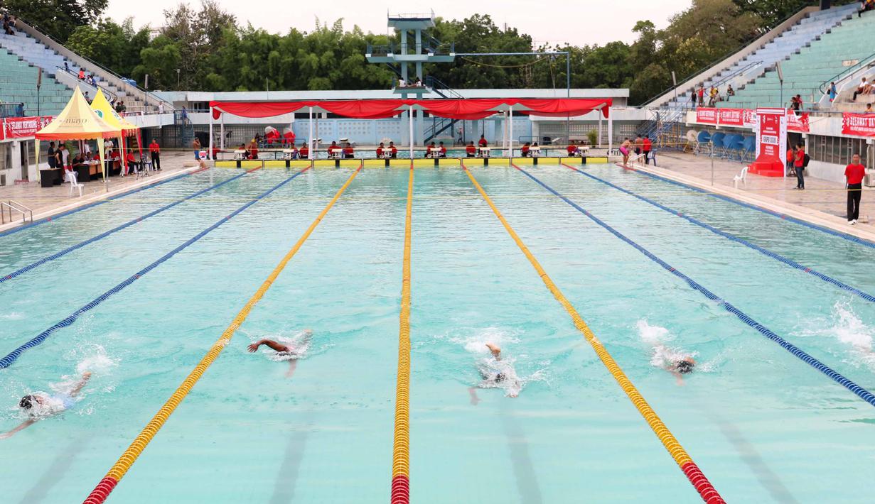 Para Atlet beraksi pada ajang KRAPSI ke 37 yang dibuka oleh Menpora Imam Nahrowi  di Kolam Renang Senayan, Jakarta, Minggu (27/12/2015). (Bola.com/Nicklas Hanoatubun)