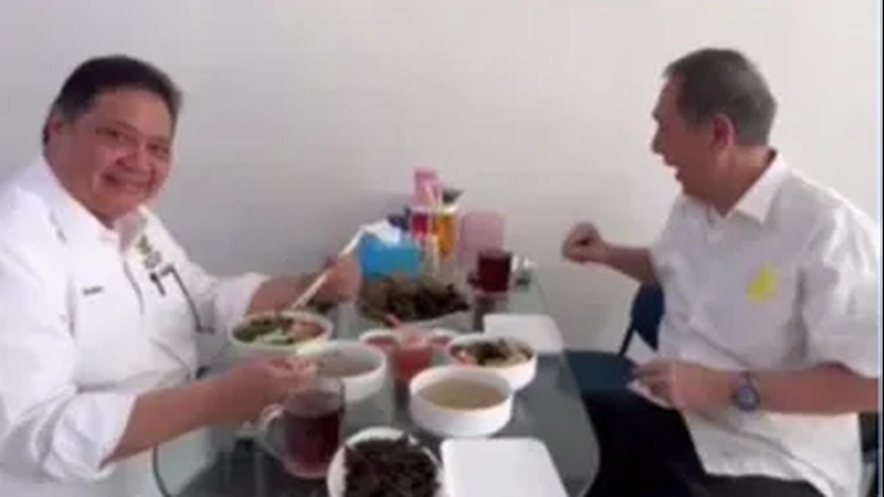 Makan Misua Bareng di Kios Sederhana <br>