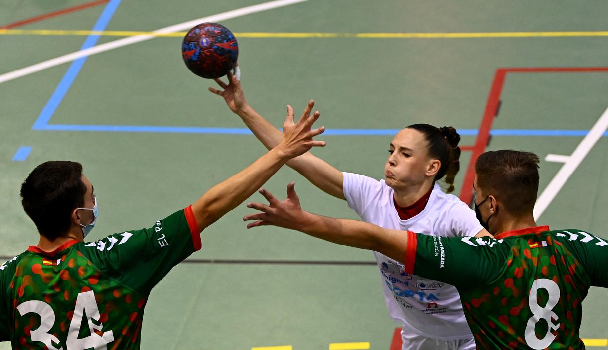 Pemain Spanyol Club Balonmano Albacete, Mireia Rodriguez (tengah) memainkan pertandingan pertamanya melawan Cabanillas di Albacete pada 6 November 2021. Pemain bola tangan Spanyol Mireia Rodriguez adalah wanita pertama yang bergabung dengan tim bola tangan pria profesional. (GABRIEL BOUYS / AFP)