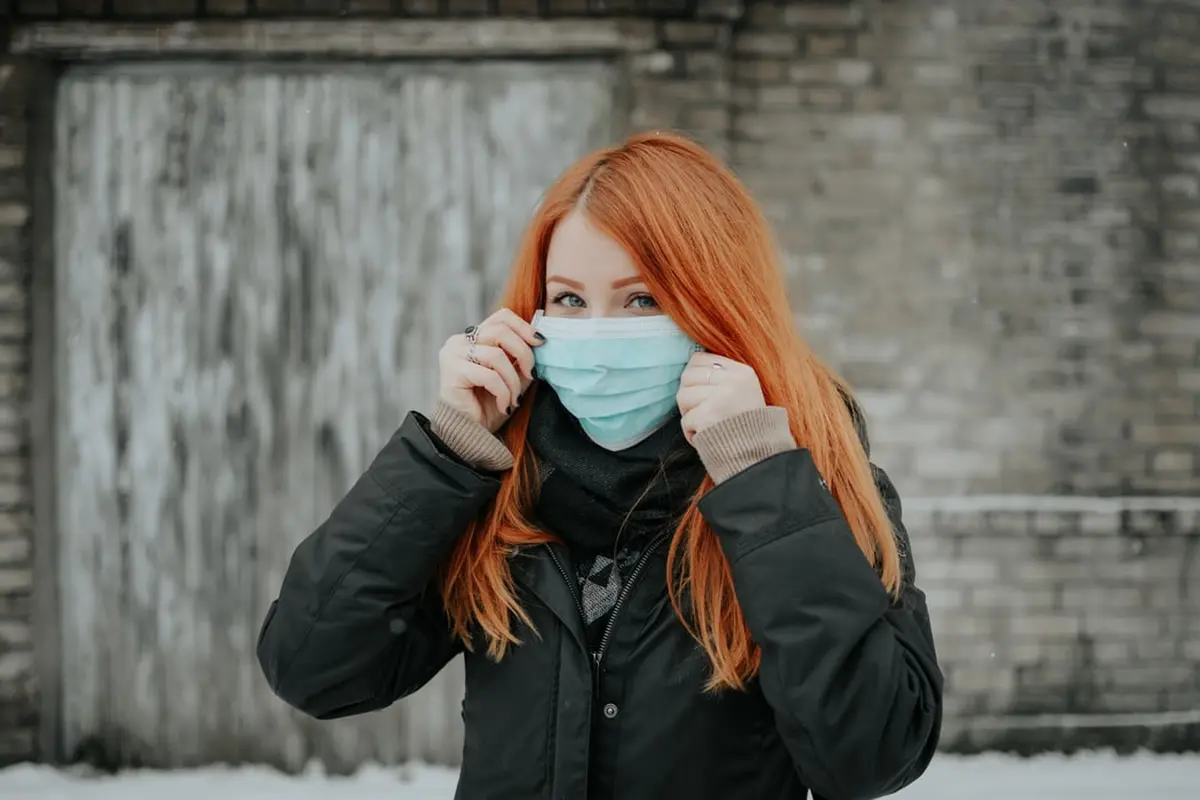 Gambar Ilustrasi Wanita Menyentuh Masker di Tempat Umum