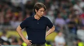 Pelatih Korea Selatan Hong Myung-bo menyaksikan jalannya laga Grup A Piala Dunia 2026 antara Afrika Selatan vs Korea Selatan di Guadalupe, dekat Monterrey, Meksiko, Rabu, 24 Juni 2026. (AP Photo/Moises Castillo)