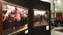 Sejumlah foto sejarah PDIP yang dipamerkan di JCC, Jakarta, Rabu (10/1). Pameran foto tersebut merupakan rekam jejak perjalanan PDIP di HUT yang ke-45. (Liputan6.com/Angga Yuniar)