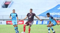 Kapten PSM Makassar, Wiljan Pluim, mendapatkan pengawalan ketat dari pemain Persela Lamongan kala kedua tim bertemu pada pekan ke-31 BRI Liga 1 2021/2022, Senin (14/3/2022). PSM dan Persela bermain imbang 2-2 dalam laga tersebut. (Bola.com/Abdi Satria)