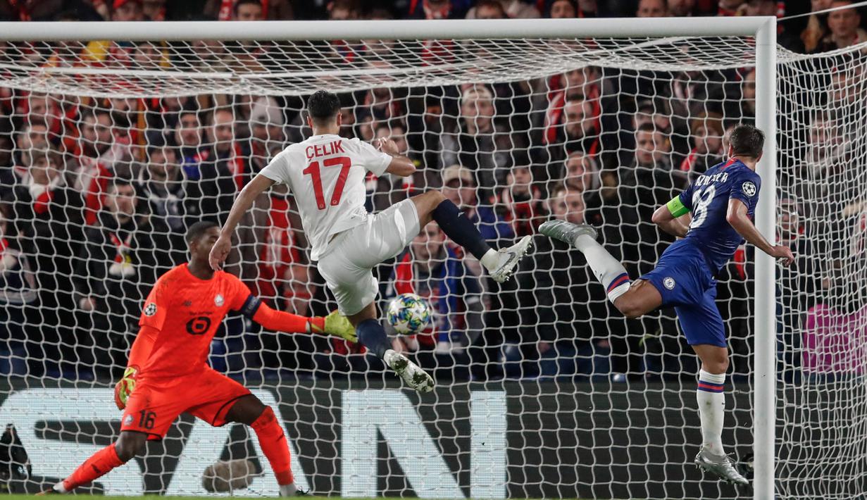 Pemain Chelsea Cesar Azpilicueta (kanan) mencetak gol ke gawang Lille pada pertandingan Grup H Liga Champions di Stadion Stamford Bridge, London, Inggris,  Selasa (10/12/2019). Chelsea menang 2-1 dan lolos ke babak 16 besar Liga Champions. (AP Photo/Thanassis Stavrakis)