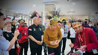 Presiden Jokowi mendengarkan presentasi sebuah inovasi proses perencanaan pembangunan desa lewat sebuah aplikasi yang dibesut Yayasan Kitong Bisa. Presentasi ini dilakukan di sela peresmian Papua Youth Creative Hub (PYCH) di Jayapura, Papua. (Foto: Istimewa)