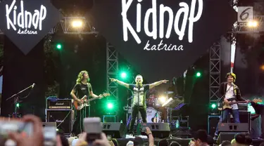 Vokalis grup band era 90 an Kidnap Katrina, Anang Hermansyah saat tampil pada gelaran The 90’s Festival di Gambir Expo Kemayoran, Jakarta, Sabtu (10/11). Sejumlah lagu dinyanyikan bersama pengunjung diantaranya, Biru. (Liputan6.com/Helmi Fithriansyah)