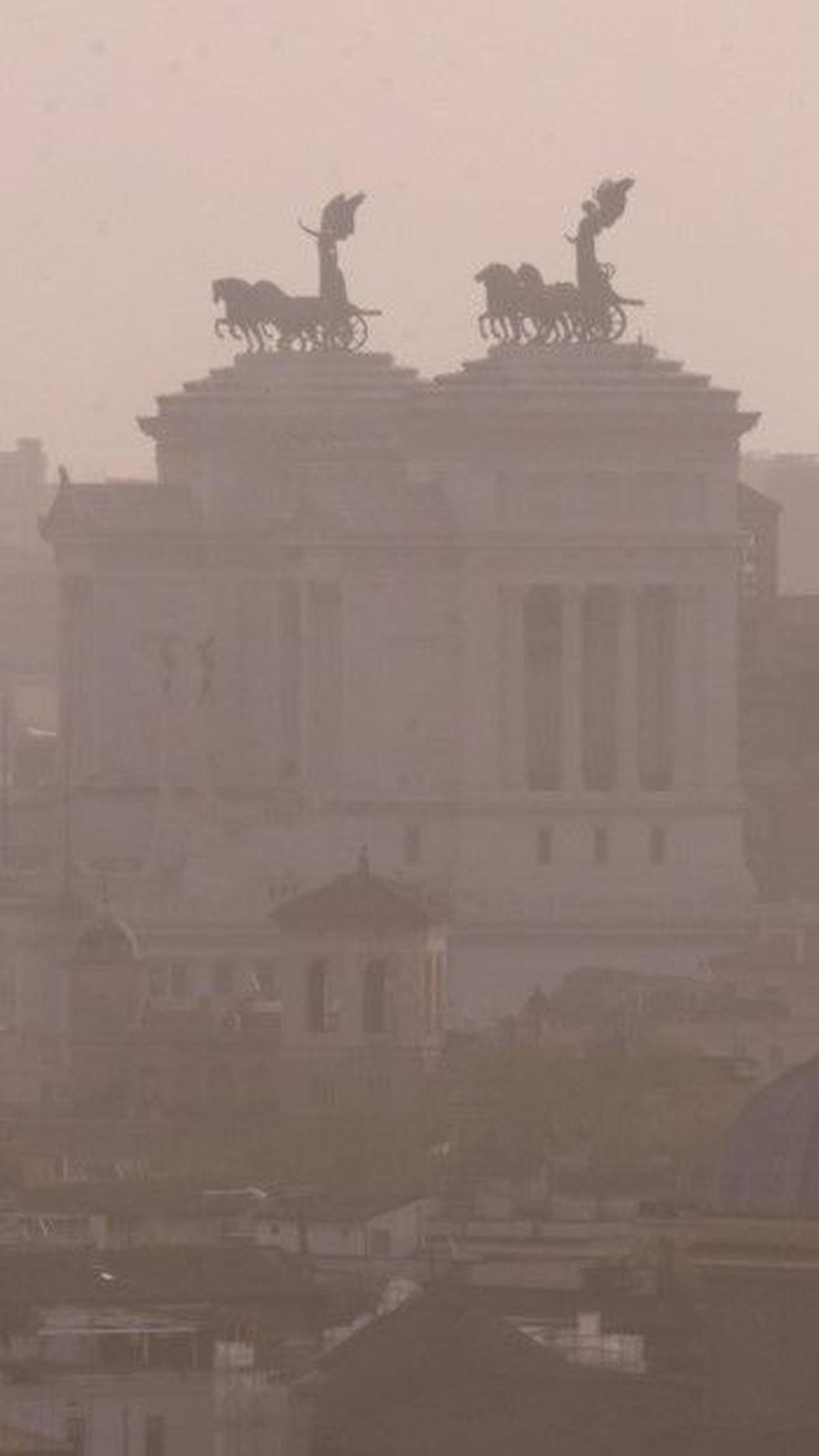Pemandangan Kota Roma, Italia, terlihat diselimuti kabut asap akibat angin Sirocco dan polusi udara pada Senin (1/4/2024).&nbsp;Tiziana Fabi/AFP