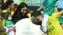 Pemain depan Bhayangkara FC, Ilija Spasojevic mencium piala Liga 1 Indonesia usai melawan Persija di Stadion Patriot Candrabhaga, Bekasi, Minggu (12/11). Bhayangkara FC meraih 68 poin dari 34 pertandingan. (Liputan6.com/Helmi Fithriansyah)
