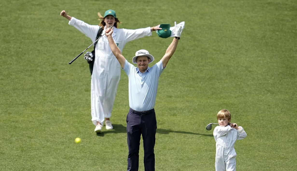Peter Malnati dan istrinya, Alicia bereaksi saat putra mereka Hatcher memasuki lubang kelima pada kontes par-3 di turnamen golf Masters di Augusta National Golf Club, Agusta, Georgia, Rabu (10/04/2024). (AP Photo/ George Walker IV)
