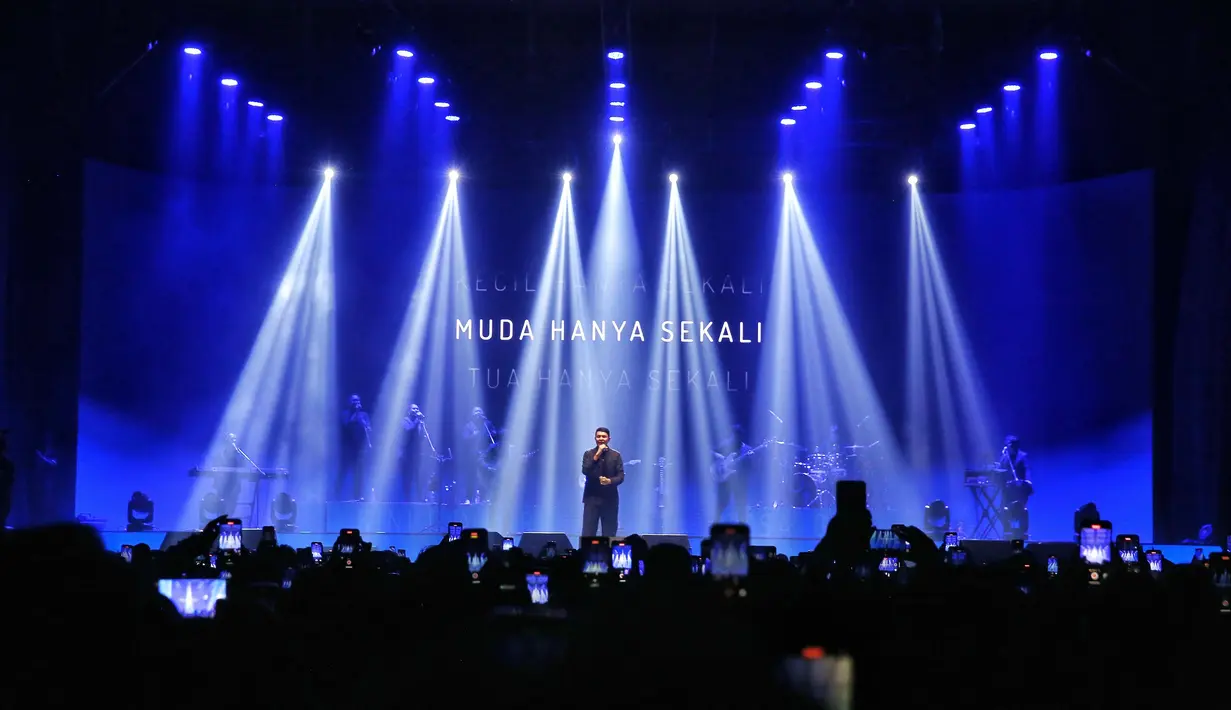 Tepat pukul 8 malam, Tulus naik panggung dan membuat suasana semarak. Ia disambut dengan begitu meriah oleh 13 ribu penonton yang sudah menanti. [Adrian Putra/Fimela.com]