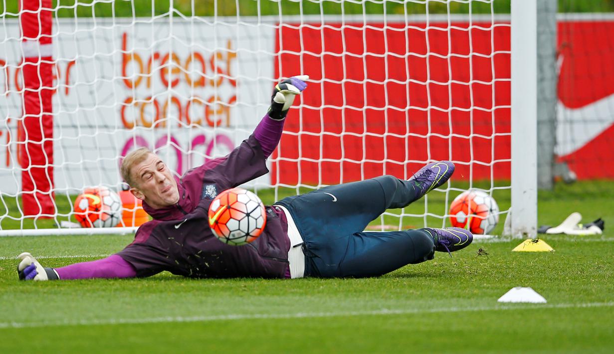 Kiper Timnas Inggris Joe Hart mengikuti latihan di  St. George’s Park, Inggris, Rabu (07/10/15). (Reuters / John Sibley)