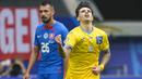 Selebrasi gelandang Timnas Ukraina, Mykola Shaparenko setelah mencetak gol penyeimbang 1-1 ke gawang Timnas Slovakia pada laga matchday kedua Grup E Euro 2024 di Merkur Spiel-Arena, Dusseldorf, Jerman, Jumat (21/6/2024). (AP Photo/Martin Meissner)