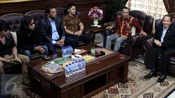 Wakil ketua DPR Taufik Kurniawan (kanan) saat berdiskusi dengan para pelaku film dan musik di Kompleks MPR/DPR, Senayan, Jakarta,  (18/1). Pertemuan ini dilakukan untuk membicarakan masalah pelanggaran hak cipta. (Liputan6.com/Johan Tallo)