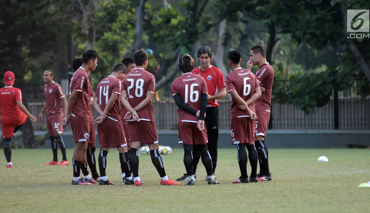 Pelatih Persija, Stefano Cugurra (tengah) memberi arahan pada timnya saat latihan jelang laga kedua Semifinal Zona Asia Tenggara Piala AFC 2018 melawan Home United di Lapangan A Kompleks GBK, Jakarta, Senin (14/5). (Liputan6.com/Helmi Fithriansyah)