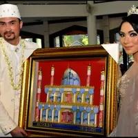 Reza Pahlevi membeli sepasang merpati sebagai lambang cintanya yang suci pada sang istri, namun ia kaget jelang akad nikah burung yang ia beli bertelur.