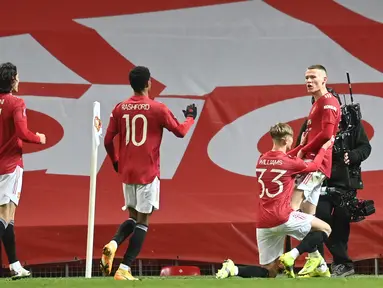 elandang Manchester United, Scott McTominay (kanan) berselebrasi bersama rekan timnya setelah mencetak gol ke gawang West Ham United di menit 97 pada pertandingan perdelapan final Piala FA 2020/2021 di Old Trafford, Inggris (10/2/2021).  MU menang tipis atas West Ham 1-0. (Michael Regan/POOL/AFP)