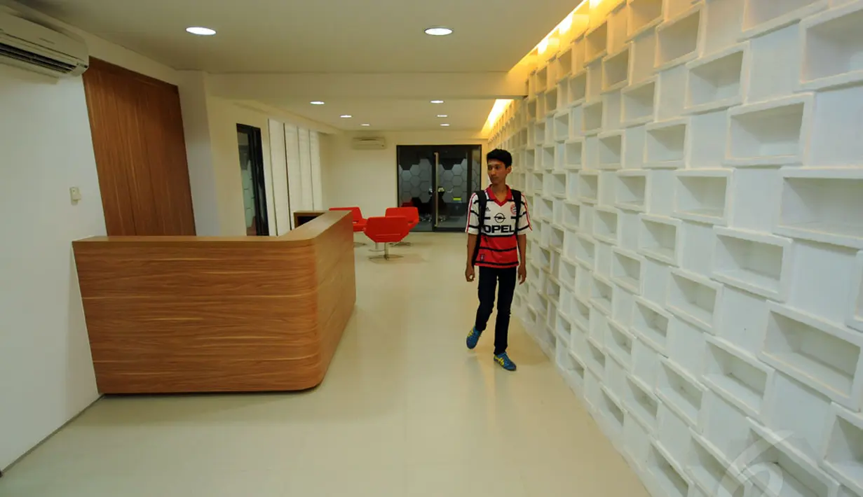 Tampilan kantor PSSI di Pintu IX Gelora Bung Karno Jakarta usai direnovasi selama lebih kurang 10 bulan. Tampak salah satu lorong yang ada di dalam kantor PSSI. Foto diambil pada 5 Januari 2015. (Liputan6.com/Helmi Fithriansyah)