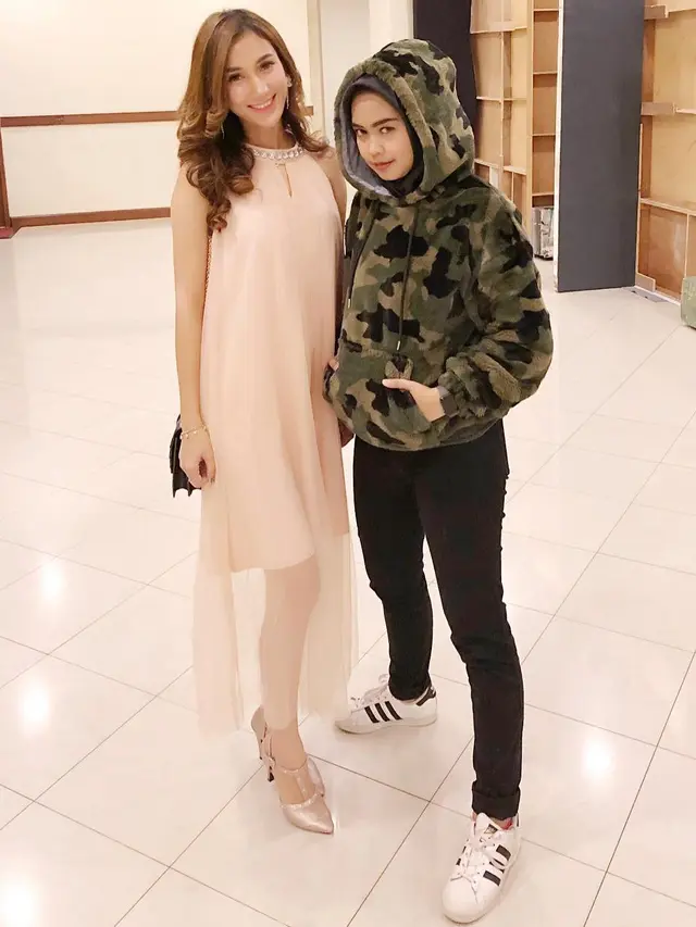 Jadi Bridesmaid, Ini 6 Potret Persahabatan Ria Ricis dan Marissa Chacha