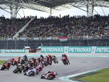 Pembalap Ducati, Enea Bastianini, memimpin balapan pada ajang MotoGP Malaysia di Sirkuit Sepang, Minggu (12/11/2023). Pembalap asal Italia itu finis pertama dengan catatan waktu 39 menit 59,137 detik. (AP Photo/Vincent Thian)