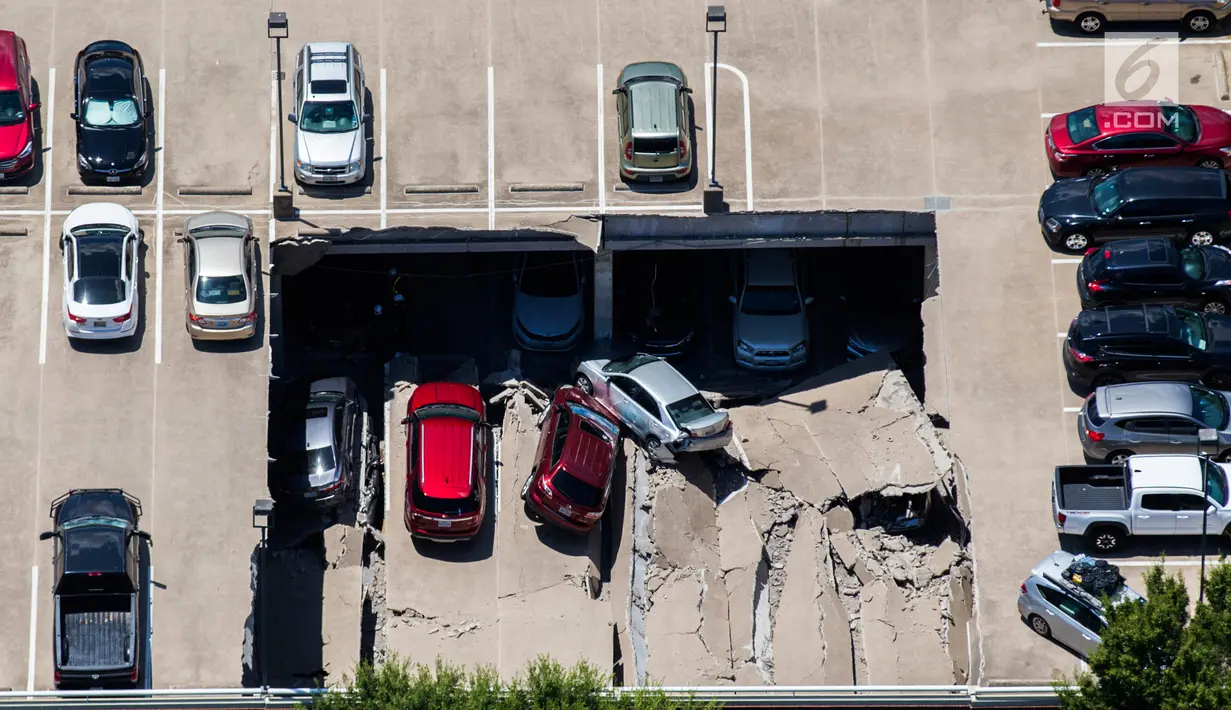 Sebuah tempat parkir dua lantai runtuh di Irving, Texas, Selasa (31/7). Masih belum jelas apa yang menyebabkan lantai tersebut roboh dan menimpa kendaraan lain di bawahnya. (Ashley Landis/The Dallas Morning News via AP)