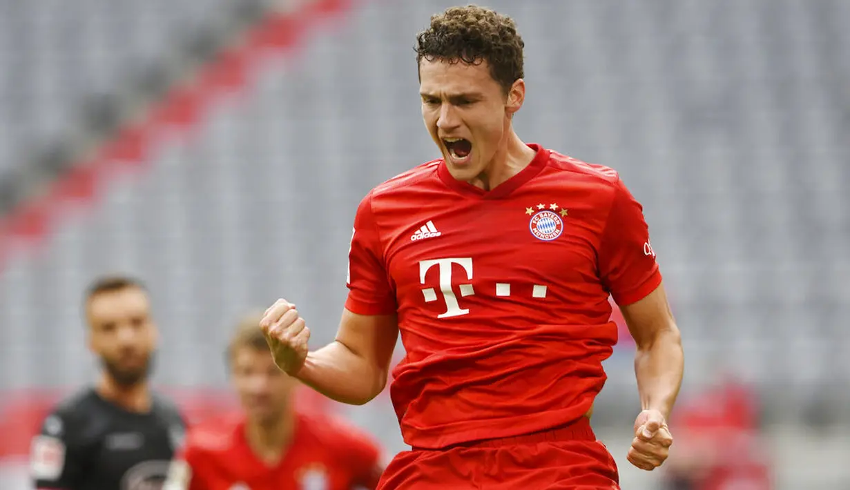 <p>Pemain Bayern Munchen, Benjamin Pavard, melakukan selebrasi usai membobol gawang Fortuna Duesseldorf pada laga Bundesliga di Allianz Arena, Sabtu (30/5/2020). Bayern Munchen menang 5-0 atas Fortuna Duesseldorf. (AP/Christof Stache)</p>