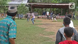 Para murid bermain tap benteng di sekolah alam Sukawangi, Kabuapaten Bekasi, Jawa Barat, Senin (30/11/2020). Kegiatan bermain di alam terbuka menjadi solusi bagi para murid untuk menghilangkan rasa jenuh usai belajar dimasa pandemi COVID-19. (Liputan6.com/Herman Zakharia)