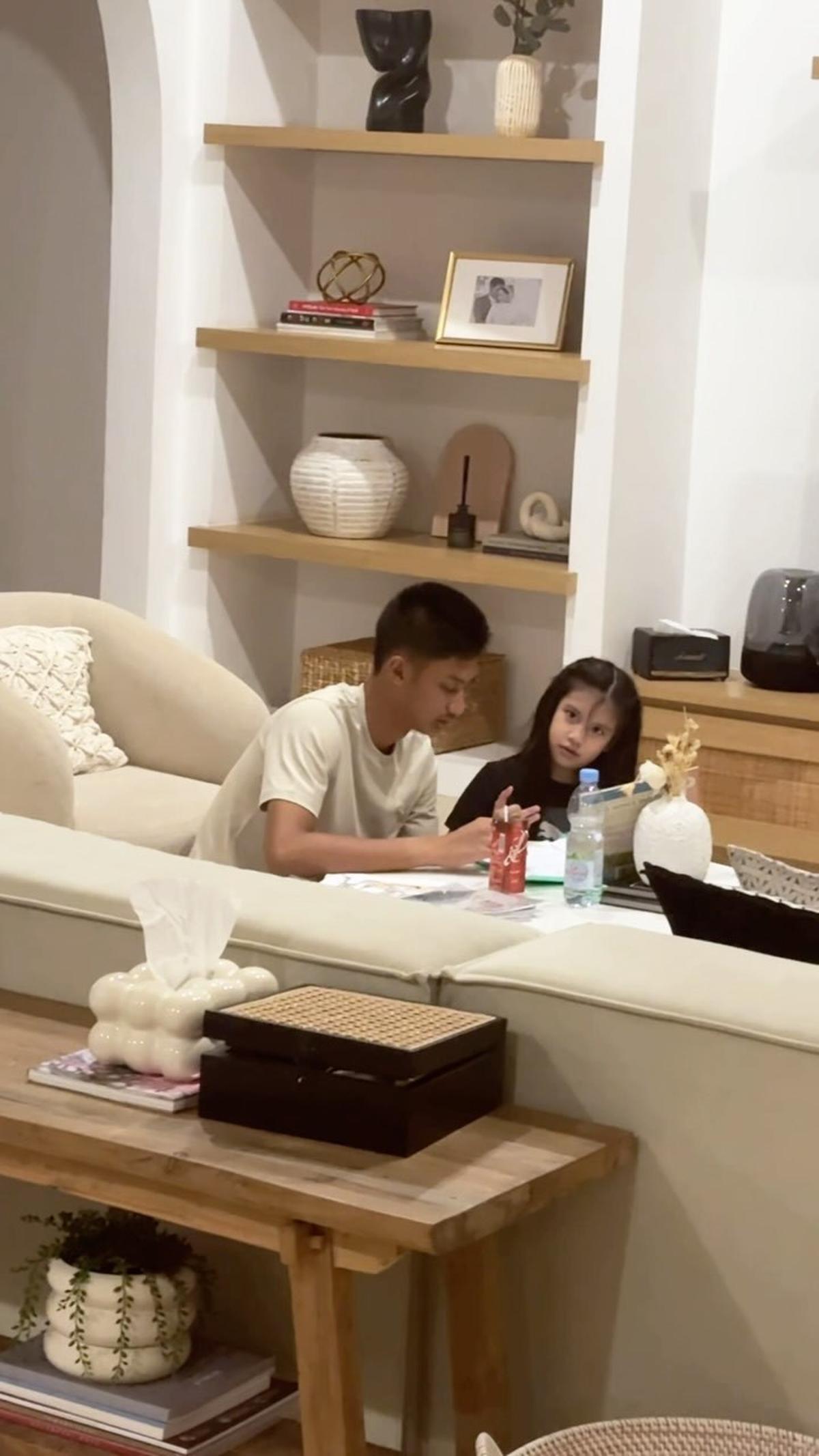 Kini Jadi Saudara, Momen Dhofin Anak Ibnu Jamil Temani Yaya Putri Ririn Ekawati Belajar - Sweet