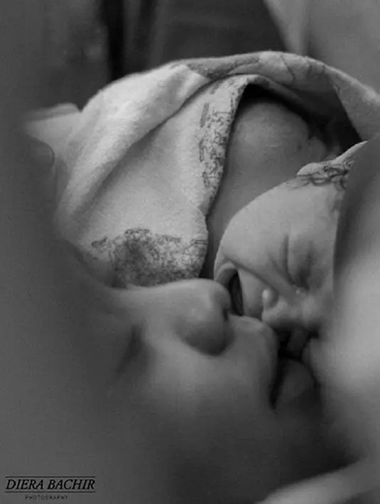 Anak ketiga bintang film Ketika Cinta Bertasbih itu lahir pada Senin (18/12/2017) pukul 6.30 WIB. Anak ketiganya ini lahir dengan berat 3,7 kg dan panjang 51 cm dan diberinama Ibrahim Muhammad Abdullah. (Instagram/dierabachir)