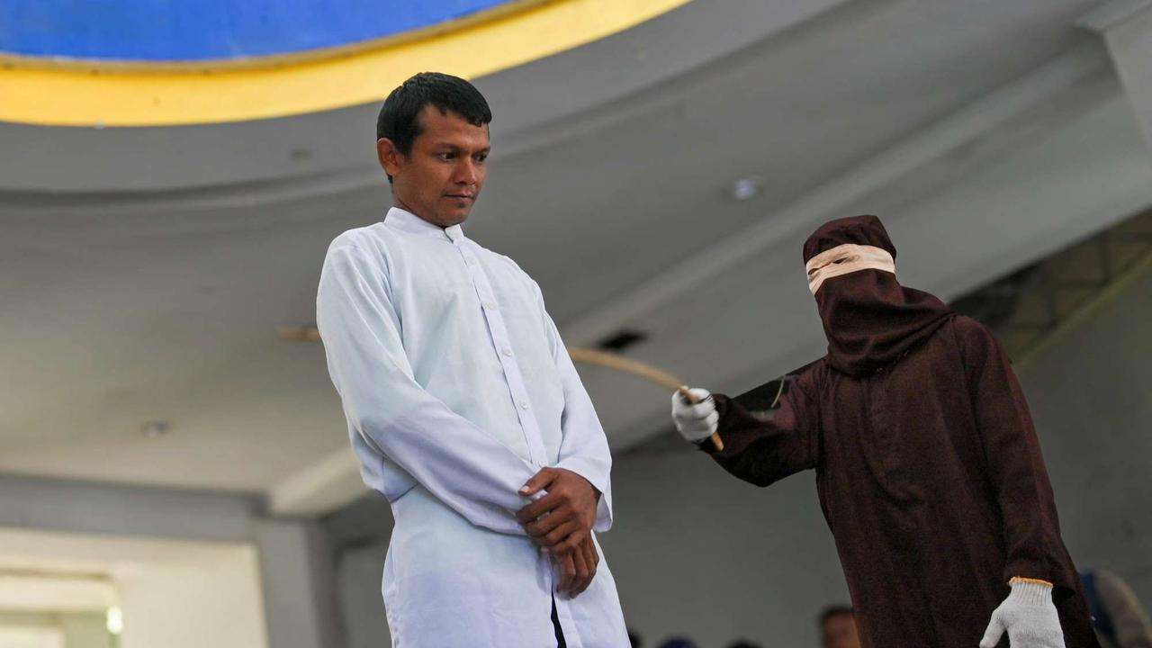 Empat Pria di Aceh Dicambuk Berkali-kali usai Terbukti Main Judi Online