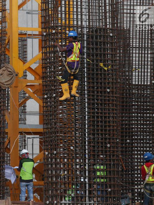 Pekerja menyelesaikan proyek pembangunan gedung dan jalan di Jakarta, Sabtu (10/11). Bimbingan dari Kementerian PUPR meliputi teknis SMK3, Manajemen Konstruksi (MK), dan Administrasi Kontrak (AK). (Merdeka.com/Imam Buhori)
