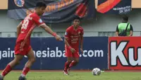 Pemain Persija Jakarta,&nbsp;Firza Andika menggiring bola&nbsp;saat melawan&nbsp;Bhayangkara FC dalam pertandingan lanjutan pekan ke-25 BRI Liga 1 2022/2023 yang berlangsung di Stadion Wibawa Mukti, Cikarang, Jawa Barat, Kamis (16/2/2023). (Bola.com/Ikhwan Yanuar)