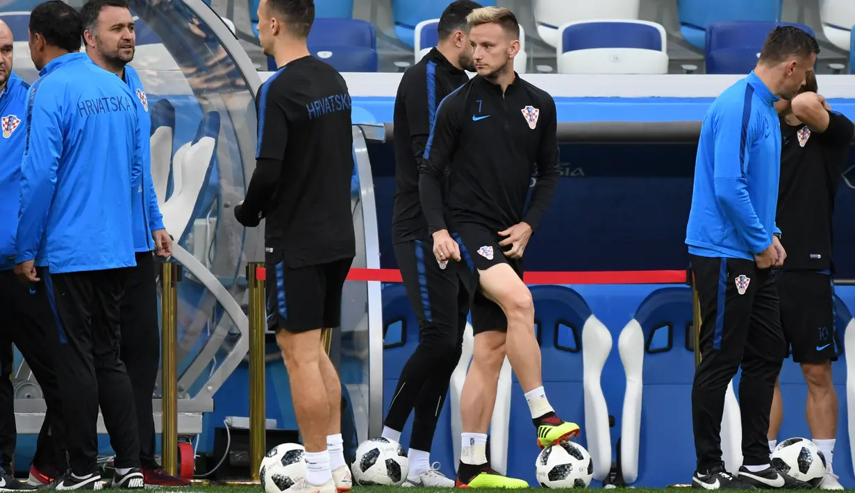 Gelandang Kroasia, Ivan Rakitic (tengah) saat mengikuti latihan jelang  melawan Argentina pada lanjutan grup D Piala Dunia 2018 di stadion Nizhny Novgorod di Nizhny Novgorod, Rusia, (20/6). (AFP Photo / Dimitar Dilkoff)