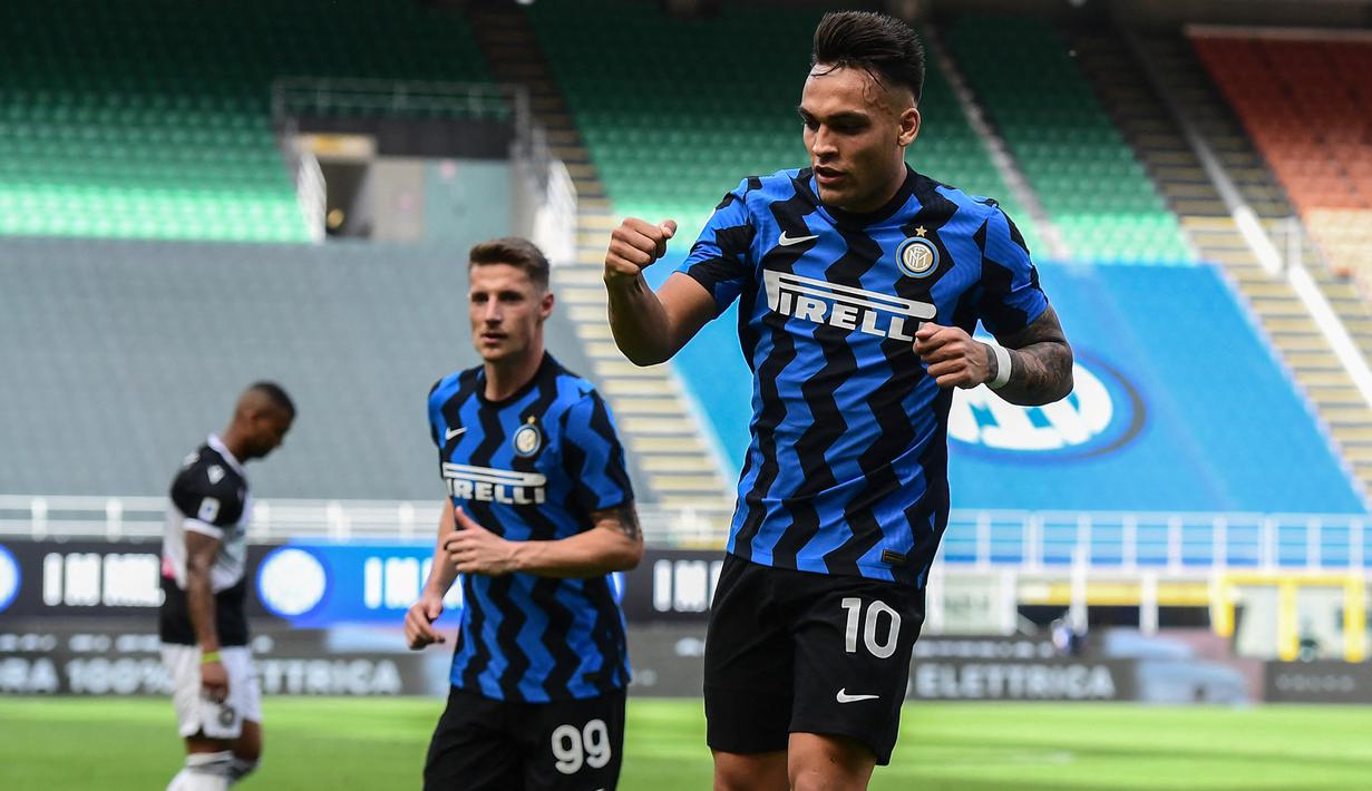 Lautaro Martinez. Striker Argentina berusia 24 tahun ini langsung dipercaya mengenakan jersey nomor punggung 10 saat didatangkan Inter Milan dari Racing Argentina pada 2018/2019. Pemilik nomor punggung 10 sebelumnya adalah Wesley Sneijder dan Adriano. (Foto: AFP/Miguel Medina)