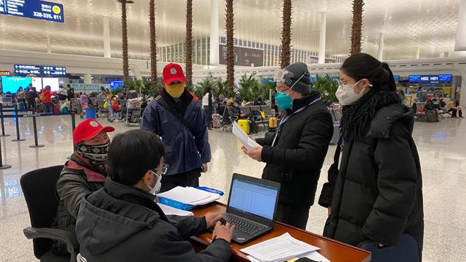 Tim gabungan dari KBRI Beijing melakukan pendataan nama-nama WNI yang hendak dievakuasi di Bandara Internasional Tianhe, Wuhan, Hubei, China (1/2/2020). Sebanyak 245 WNI di Wuhan, China, direncanakan tiba di Bandara Hang Nadim, Batam, pagi ini, Minggu (2/2/2020). (foto:Duta Besar RI di Beijing)