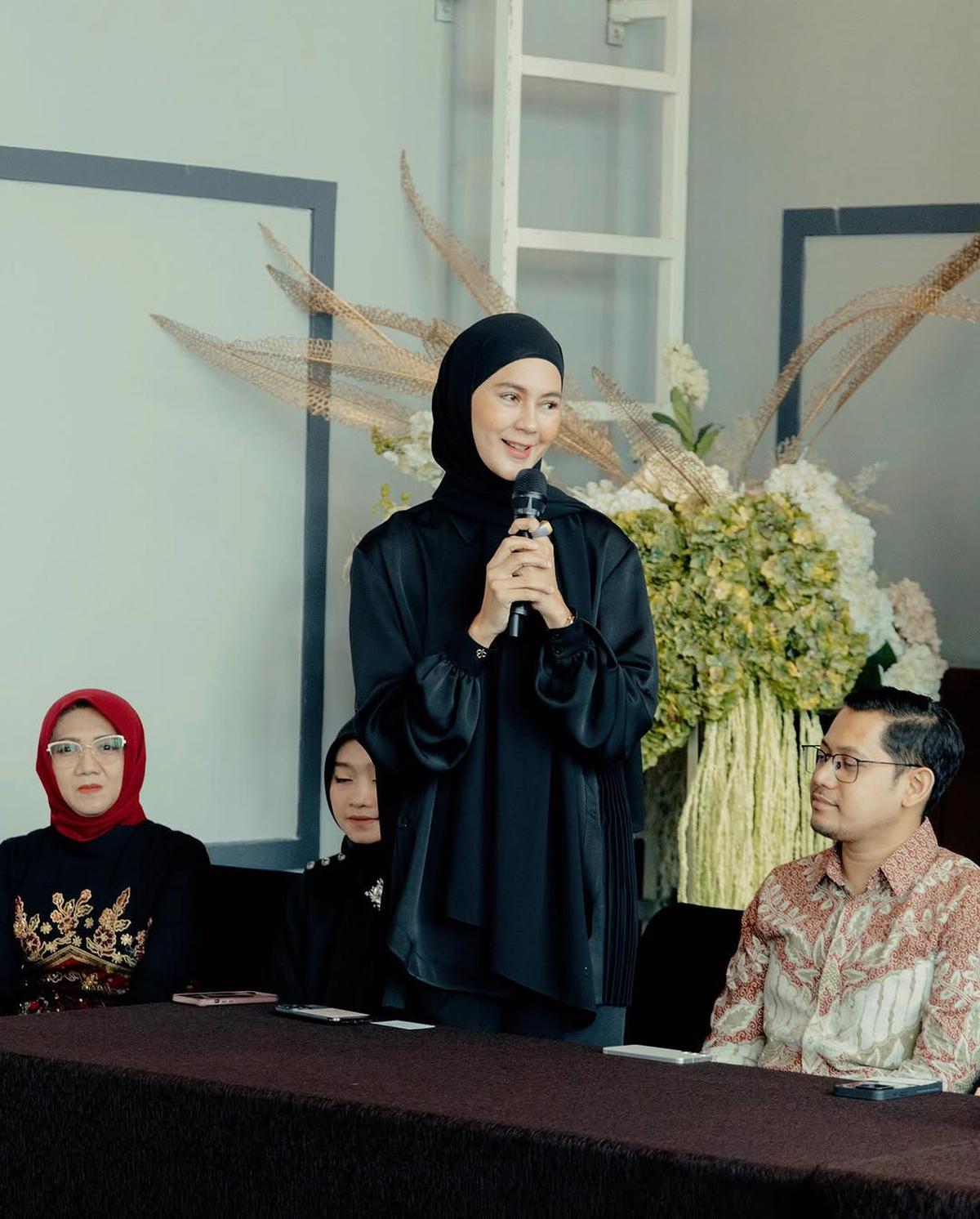 5 Potret Cantik Paula Verhoeven dengan Nuansa Hitam, Outfitnya Berkelas dan Tak Pernah Gagal