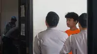 Tampang FMU (22), penabrak pedagang pasar hingga tewas di Yogyakarta saat diamankan pihak kepolisian. (Liputan6.com/ Kukuh Prasetyo)