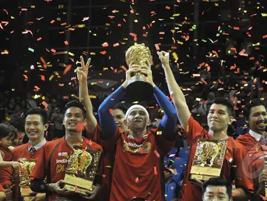 Pemain Satria Muda Britama Jakarta merayakan kemenangan usai mengalahkan Pelita Jaya Energi-MP Jakarta pada laga babak Grand Final Championship Series IndiHome Liga Bola Basket Nasional Indonesia di Jakarta, Minggu (10/5). (Liputan6.com/Herman Zakharia)
