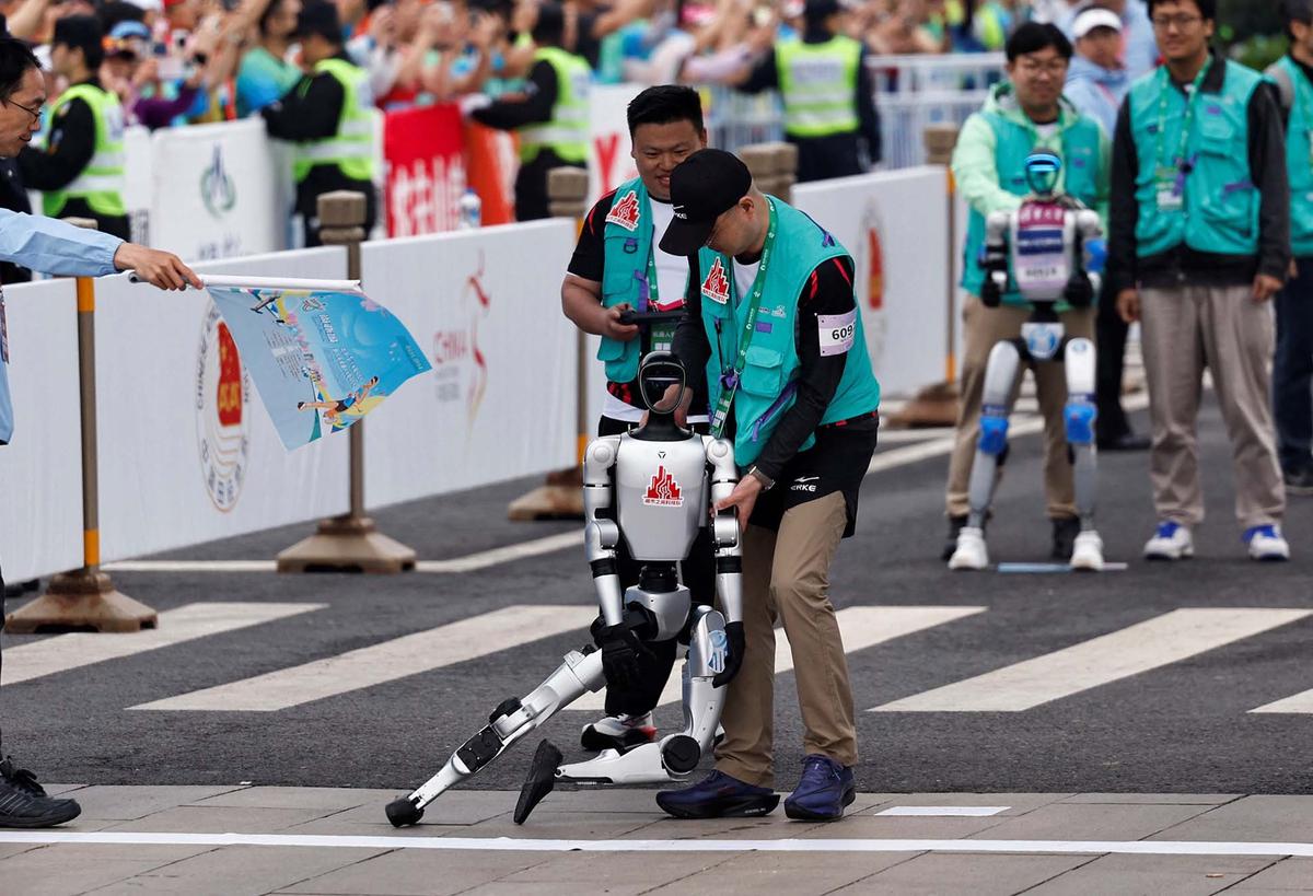 FOTO:  Pertama di Dunia! Puluhan Robot Humanoid Mengikuti Ajang Lomba Lari Setengah Marathon