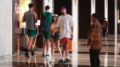 Pebasket Kanada, Dillon Brooks (tengah kanan) berjalan bersama sang kekasih, Danielle atau yang dikenal Big Bambina sambil membawa bungkusan di lobi hotel mereka menginap pada Kamis (24/08/2023). (Bola.com/Bagaskara Lazuardi)
