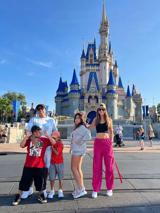 Liburan ke Disneyland, Nia Ramadhani tampil santai dengan crop top hitam dan celana cargo fuschia [@ramadhaniabakrie]