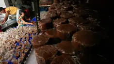 Pengrajin menyusun kue keranjang yang sudah jadi  di industri kue keranjang rumahan Yogyakarta, (22/1). Jelang perayaan Imlek 8 Februari 2016, Permintaan produksi meningkat dari biasanya. (Boy Harjanto)